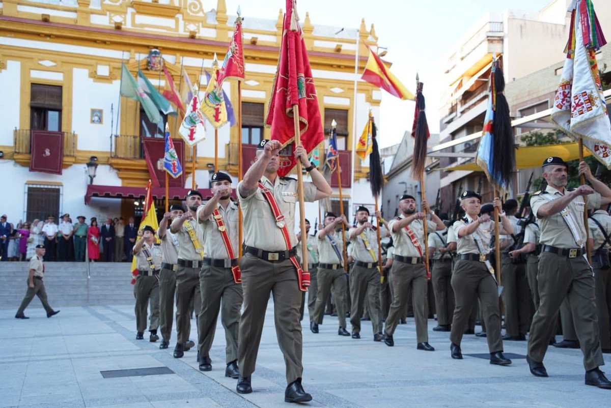 FUTER_ET's tweet image. En conmemoración del 217 aniversario de la #BatalladeBailén, el Regimiento 'Córdoba' 10 protagonizó ayer el homenaje a los héroes de esta victoria en la que pueblo y ejército lucharon juntos por un solo ideal: ¡España!
#Sedfuertesenlaguerra
#BrigadaGuzmanelBueno
#SomostuEjército
