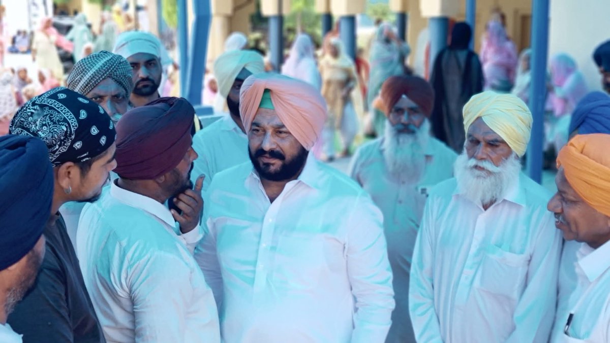 IsBHULLAR3's tweet photo. @gurpreetkangar  ਜੀ ਨੇ ਹਲਕਾ ਰਾਮਪੁਰਾ ਫੂਲ ਦੇ ਪਿੰਡ ਆਲੀਕੇ ਤੋਂ ਸ. ਜੀਤ ਸਿੰਘ ਸਰਪੰਚ ਜੀ ਦੇ ਸਤਿਕਾਰਯੋਗ ਧਰਮਪਤਨੀ ਸਵ. ਜਸਵਿੰਦਰ ਕੌਰ ਜੀ ਜੋ ਕਿ ਬੀਤੇ ਦਿਨੀ ਗੁਰੂ ਕੇ ਚਰਨਾਂ ਵਿੱਚ ਜਾ ਬਿਰਾਜੇ ਸਨ, ਉਹਨਾਂ ਦੀ ਅੰਤਿਮ ਅਰਦਾਸ ਮੌਕੇ ਸ਼ਰਧਾ ਦੇ ਫੁੱਲ ਭੇਟ ਕੀਤੇ ! 

#halkarampuraphul https://t.co/fIaYBwTBeA