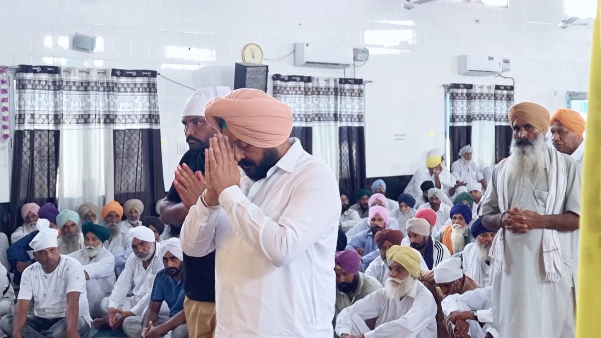 IsBHULLAR3's tweet photo. @gurpreetkangar  ਜੀ ਨੇ ਹਲਕਾ ਰਾਮਪੁਰਾ ਫੂਲ ਦੇ ਪਿੰਡ ਆਲੀਕੇ ਤੋਂ ਸ. ਜੀਤ ਸਿੰਘ ਸਰਪੰਚ ਜੀ ਦੇ ਸਤਿਕਾਰਯੋਗ ਧਰਮਪਤਨੀ ਸਵ. ਜਸਵਿੰਦਰ ਕੌਰ ਜੀ ਜੋ ਕਿ ਬੀਤੇ ਦਿਨੀ ਗੁਰੂ ਕੇ ਚਰਨਾਂ ਵਿੱਚ ਜਾ ਬਿਰਾਜੇ ਸਨ, ਉਹਨਾਂ ਦੀ ਅੰਤਿਮ ਅਰਦਾਸ ਮੌਕੇ ਸ਼ਰਧਾ ਦੇ ਫੁੱਲ ਭੇਟ ਕੀਤੇ ! 

#halkarampuraphul https://t.co/fIaYBwTBeA