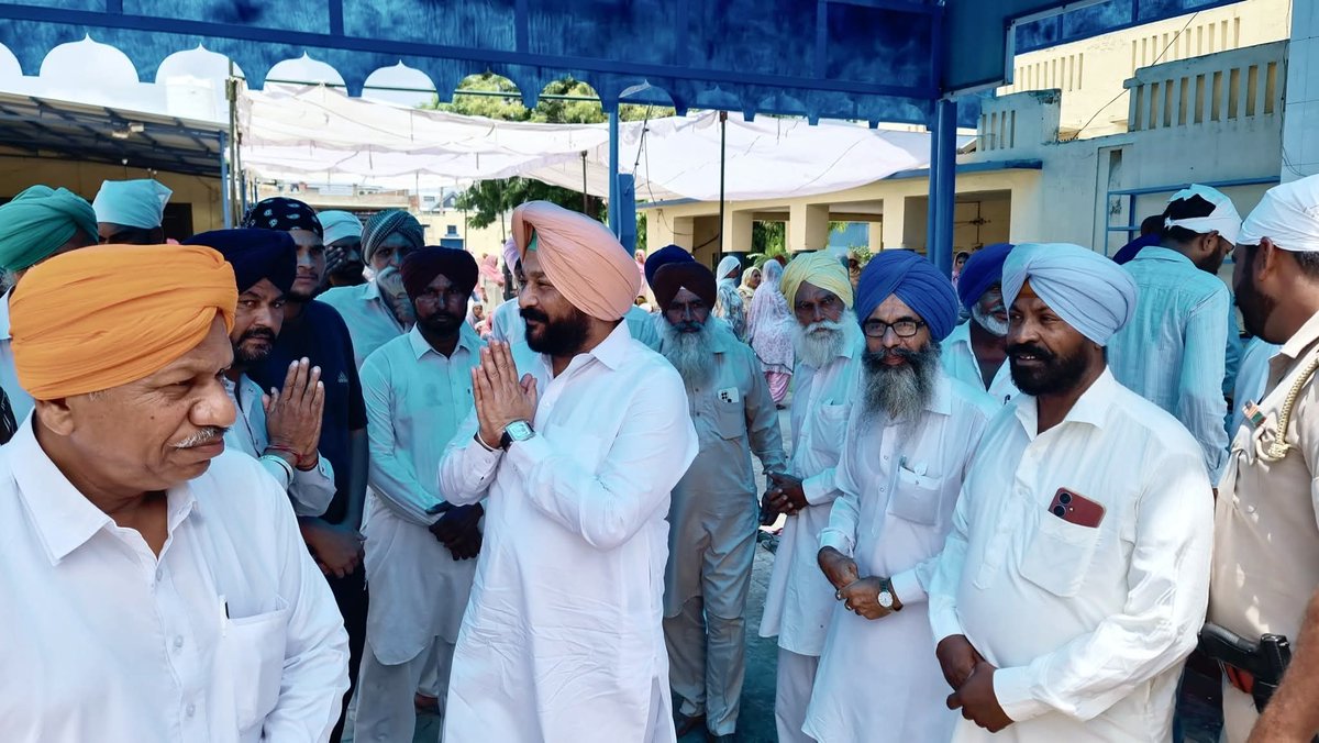 IsBHULLAR3's tweet photo. @gurpreetkangar  ਜੀ ਨੇ ਹਲਕਾ ਰਾਮਪੁਰਾ ਫੂਲ ਦੇ ਪਿੰਡ ਆਲੀਕੇ ਤੋਂ ਸ. ਜੀਤ ਸਿੰਘ ਸਰਪੰਚ ਜੀ ਦੇ ਸਤਿਕਾਰਯੋਗ ਧਰਮਪਤਨੀ ਸਵ. ਜਸਵਿੰਦਰ ਕੌਰ ਜੀ ਜੋ ਕਿ ਬੀਤੇ ਦਿਨੀ ਗੁਰੂ ਕੇ ਚਰਨਾਂ ਵਿੱਚ ਜਾ ਬਿਰਾਜੇ ਸਨ, ਉਹਨਾਂ ਦੀ ਅੰਤਿਮ ਅਰਦਾਸ ਮੌਕੇ ਸ਼ਰਧਾ ਦੇ ਫੁੱਲ ਭੇਟ ਕੀਤੇ ! 

#halkarampuraphul https://t.co/fIaYBwTBeA