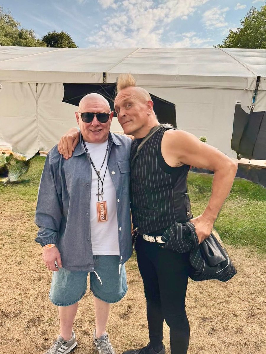 ItsBlackGrape's tweet image. Shaun with @johnrobb77 at Oasis Heaton Park Manchester 😎
.
📷 @wblairs
.
#ShaunRyder #SWR #JohnRobb #Oasis #HeatonPark #Manchester #Livemusic
