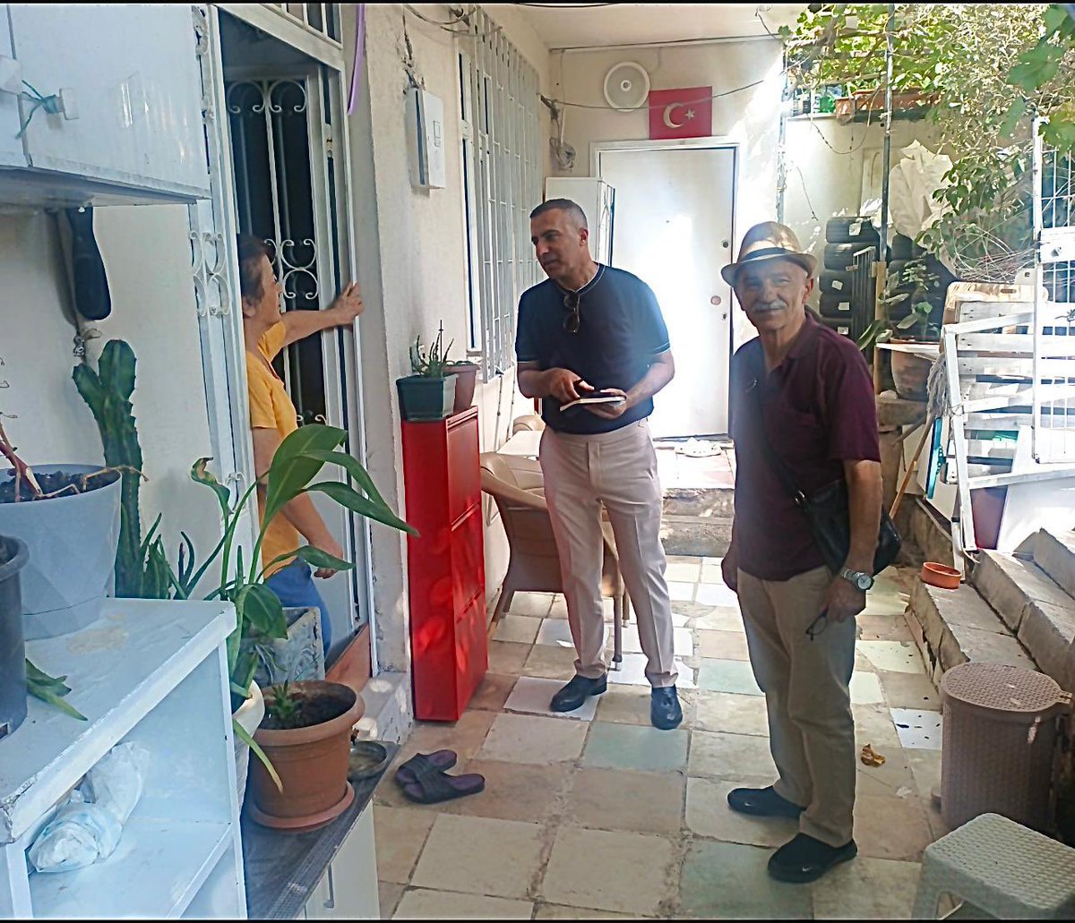 #HerMahallesiyle Ümraniye diyerek 35 Mahallemizin dört bir yanında çalınmadık kapı, sıkılmadık el, dokunmadık yürek bırakmayacağız.

İlçe Yönetim Kurulu Üyemiz Mehmet Şefik Soğanlı ve Mahalle Başkanımız Mustafa Arslan, esnaflarımızı ve hanelerimizi ziyaret ederek, onların