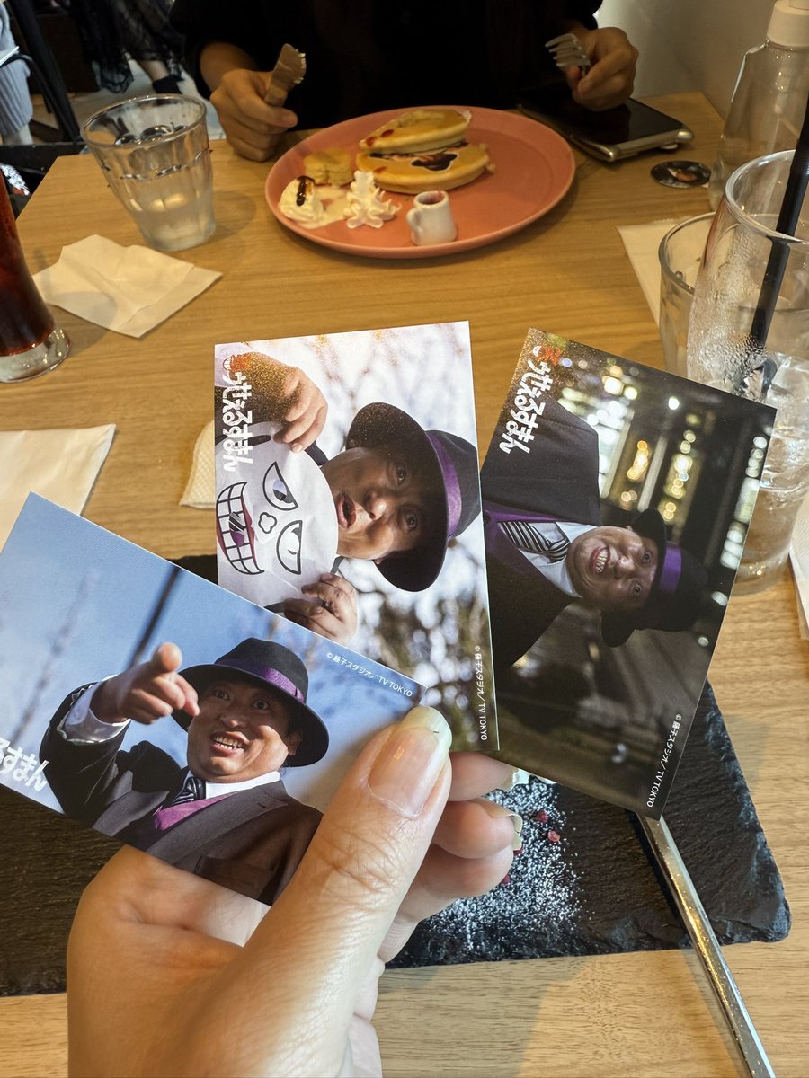 nononon426's tweet photo. 笑ウせぇるすまんカフェに行ってきた！
ランチマットはA3クリアファイルがピッタリですよ！
カレーの上の秋山喪黒の顔はモナカに印刷されてましたー！
苦しかったけどデザートまで食べてカードもコンプ。
その足でラー博行って秋山喪黒ラーメン作ってきました！

#秋山喪黒 #笑うせぇるすまん https://t.co/DpZBnDhoqG