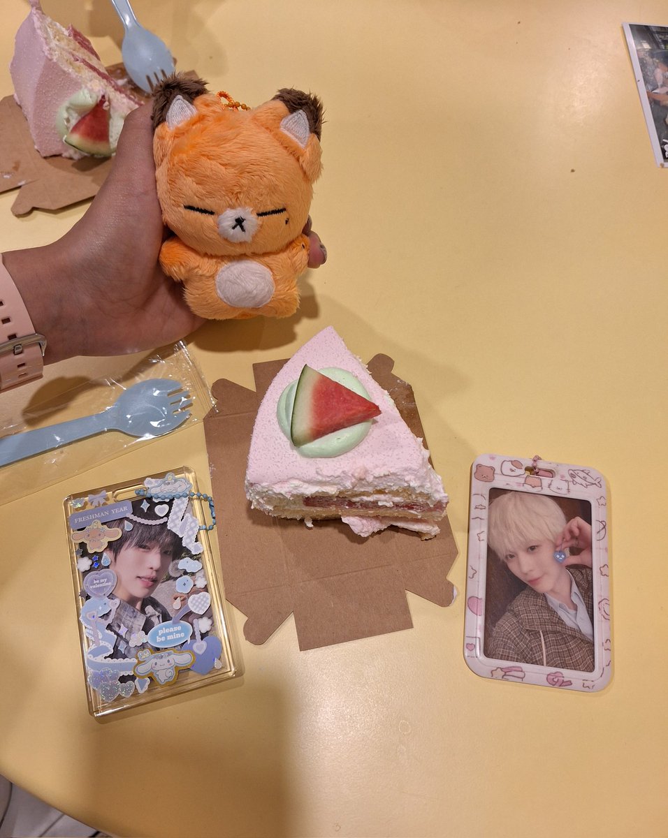 ขอบคุณทางทีมผู้จัดคาเฟ่วันเกิดจองบินที่จัดงานฉลองวันเกิดให้น้องนะคะ ร้านน่ารักมากกก y2k สุดๆ วันนี้ได้รูปมุมสวยๆไปเยอะเลย เพิ่งเคยเห็นเค้กแตงโมครั้งแรก เข้าคอนเสป creating culture everyday เลย👍🏻

#정빈아_편의점간식_골라줘 
#binimart #JUNGBIN #정빈
#POW #파우 #POW_GRID