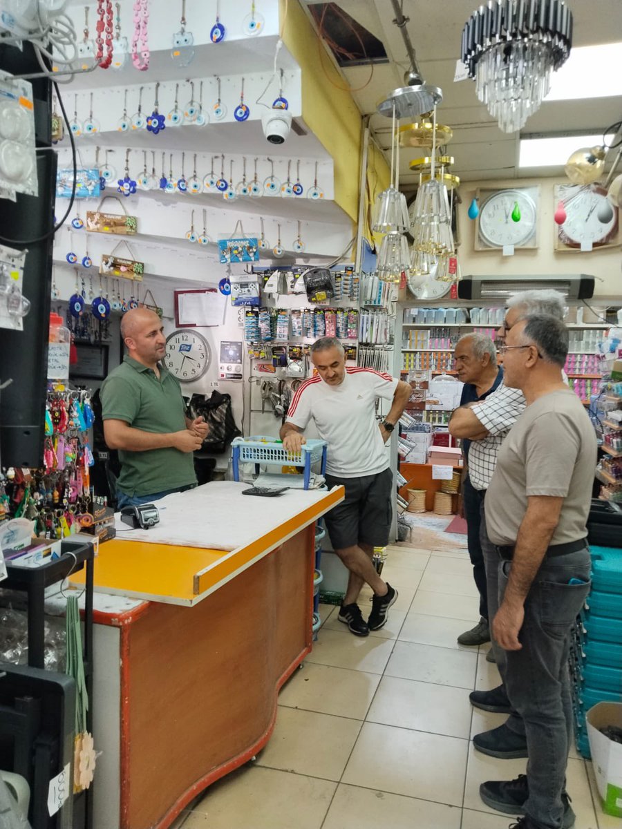 #HerMahallesiyle Ümraniye diyerek 35 Mahallemizin dört bir yanında çalınmadık kapı, sıkılmadık el, dokunmadık yürek bırakmayacağız.

İlçe Yönetim Kurulu Üyemiz Celal Atak ve Mahalle Başkanımız Turgut Yıldırım, esnaflarımızı ziyaret ederek, onların taleplerini ve önerilerini