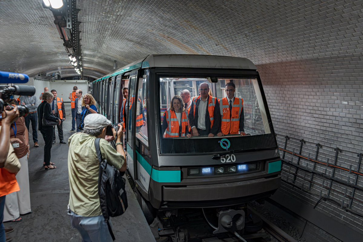 metropolitor_'s tweet image. 🎉 Métropolitor était invité par la @RATPgroup pour célébrer les 125 ans de la ligne 1 à Porte Maillot, son point de départ historique. 

Plaque commémorative, visite de l’ancienne station (désaffectée depuis 1937) et moment fort : @JeanCASTEX aux commandes d’une navette !