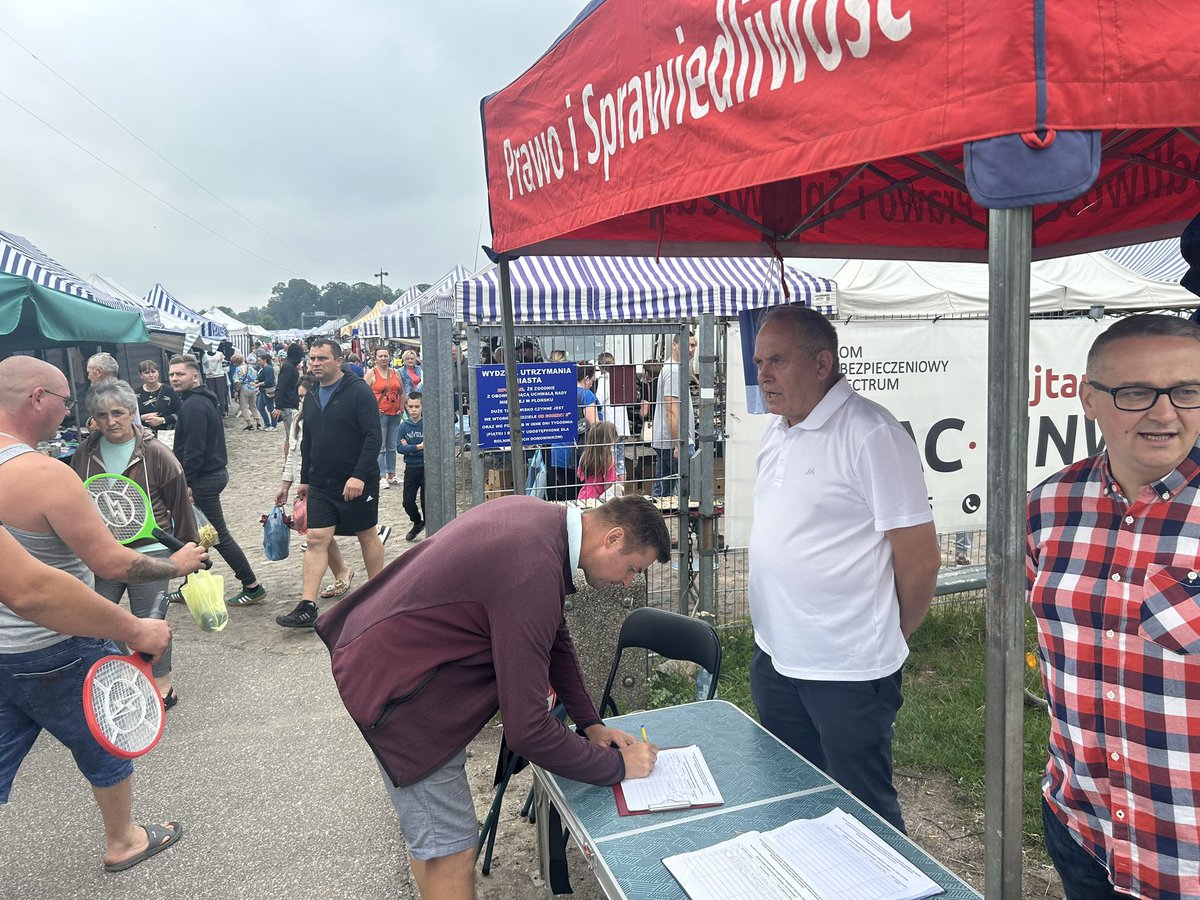 Od samego rana w Płońsku zbieramy podpisy pod referendum w sprawie sprzeciwu wobec nielegalnej migracji. Ogromne zainteresowanie - mieszkańcy nie godzą się na pakt migracyjny oraz na to co dzieje się na zachodniej granicy Polski!