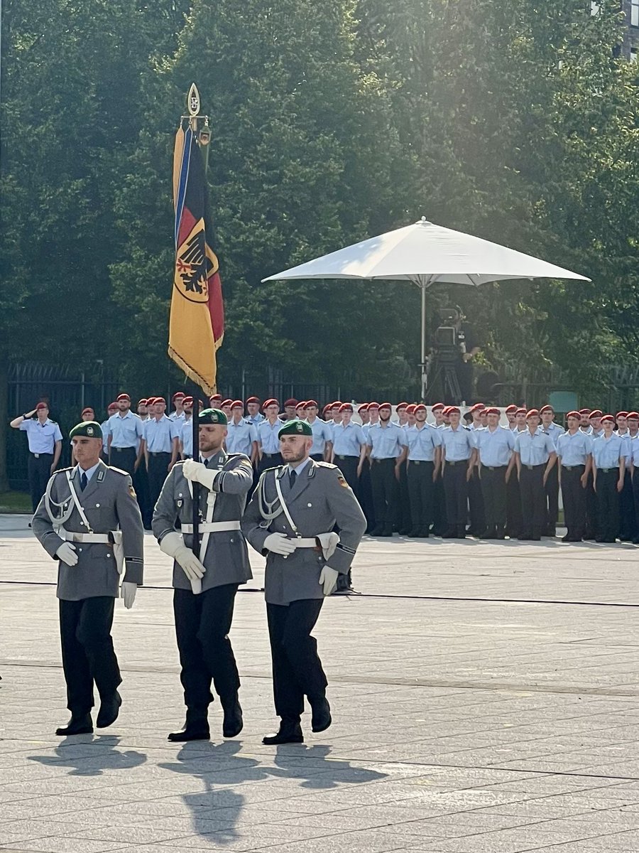 Ottilie_Klein's tweet image. 20. Juli: Erinnern, Geloben, Dienen
Die Soldatinnen und Soldaten der @bundeswehrInfo stehen für die Sicherheit und Freiheit Deutschlands ein. Am heutigen 81. Jahrestag des mutigen Attentats auf den Diktator Adolf Hitler legen neue Rekrutinnen und Rekruten aller Teilstreitkräfte…