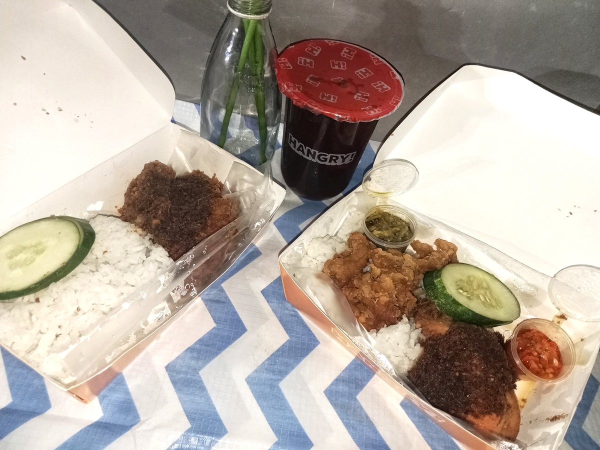 lilssst's tweet image. Sini akuu spill ayam yang bumbunya meresap sampai dalam🤤

Debestlah enaknya ayam mak dura by @hangry_id ini, bumbu hitamnya juga gak bikin nyegrak. 
Apalagi ini ada tambahan kulit crispy, tambah kenyang deh

#hangry