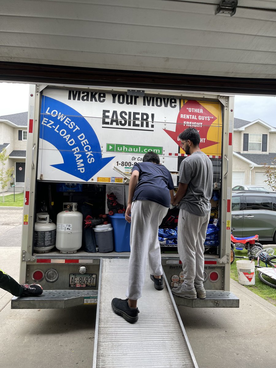This Saturday, Ahmadiyya Muslim Youth in Regina, SK lent a helping hand to a local family with their move.

 Living the spirit of service and community support!

#MuslimYouth #ServiceToHumanity #Regina