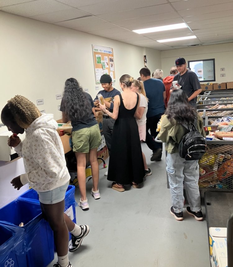 ResilientRebels's tweet photo. Amazing evening w/ Crew @CambridgeFoodbank 🍽️
TY Hadley, Vanessa &amp; Craig 4 always welcoming us &amp;creating a warm environment of sorting &amp; learning - TY 4 all your positivity &amp; encouragement! We R so grateful 4 the supports that have been so close 2 many of our lives #Community 🫶 https://t.co/1wBgaBlwUL