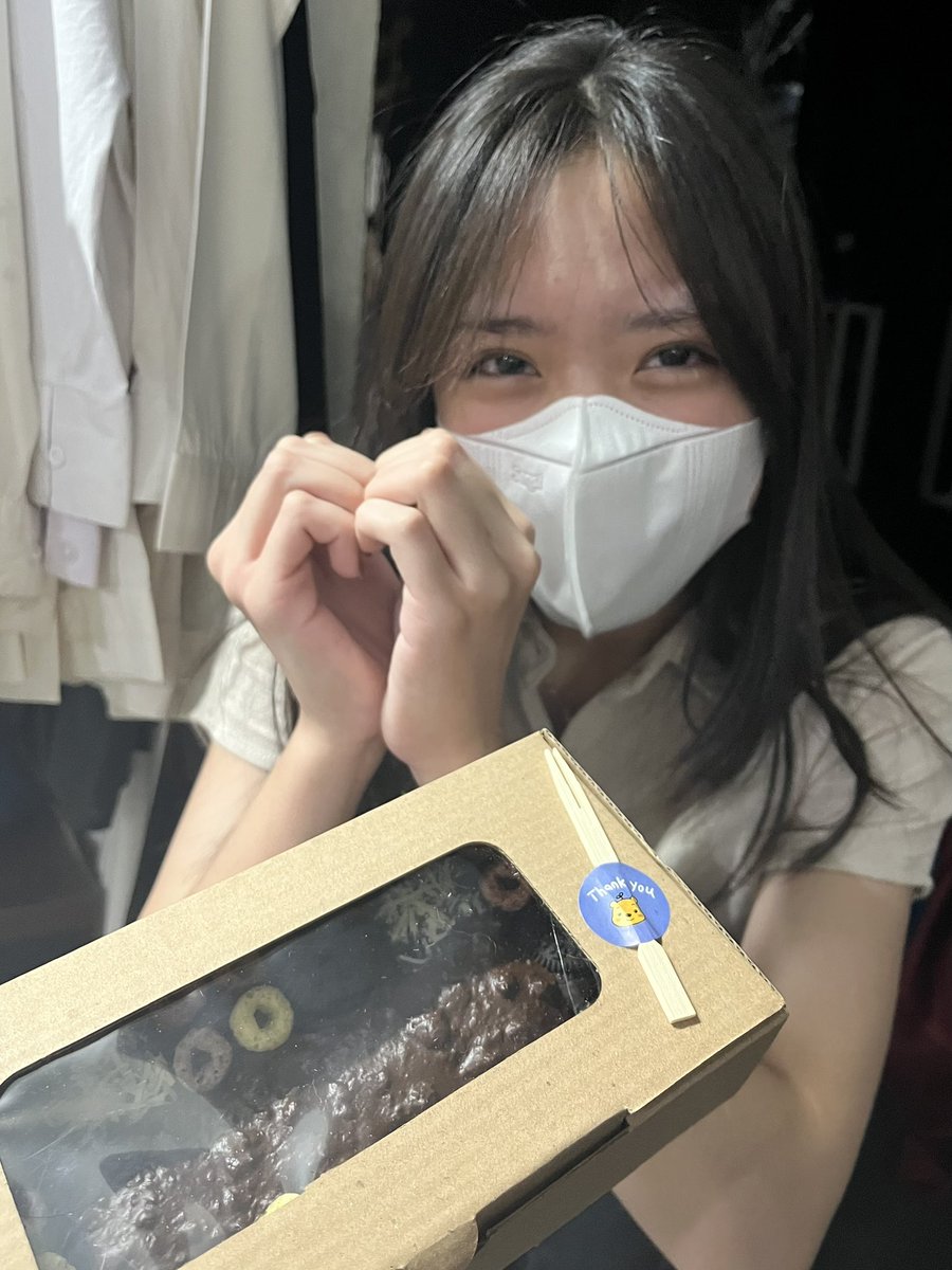 tadi siang mau mulai latihan tiba" dikasih brownies sama greciii🥺🫶🏻