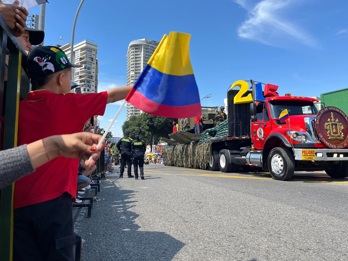 Ejercito_Div2's tweet image. Niños y adultos ondean el tricolor Nacional al paso de las tropas que hoy #20DeJulio Desfilan ante los bumangueses. El sentir patria se se refleja en el cariño de la población civil hacia la institucionalidad.
Estamos #EnModoPatrio