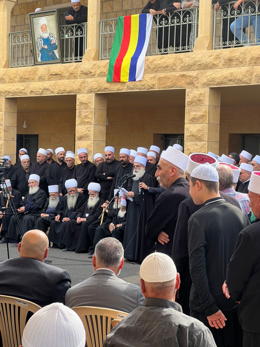 جنبلاط يغادر عند وصول وهاب… اعتراض سياسي وشعبي
خلال إقامة موقف عزاء لضحايا السويداء في خلوة جرنايا في كفرحيم في الشوف، غادر الرئيس السابق للحزب التقدمي الاشتراكي وليد جنبلاط ومعه وفد الحزب وحشد كبير من المشايخ والناس حينما وصل الوزير السابق وئام وهاب للمشاركة.

ولوحظ أن الساحة