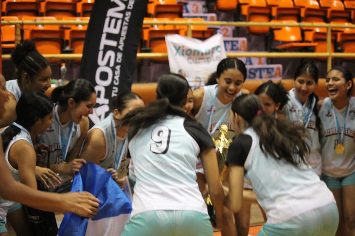 ¡El Salvador se corona campeón! 🏆🇸🇻
La preselección femenina menor se lleva el 1er lugar de la Cuadrangular Internacional tras vencer 59-55 a Guatemala 🇬🇹 en una final intensa en el Nacional de Ingenieros.
Gran paso para el baloncesto femenino juvenil.  #BaloncestoFemenino