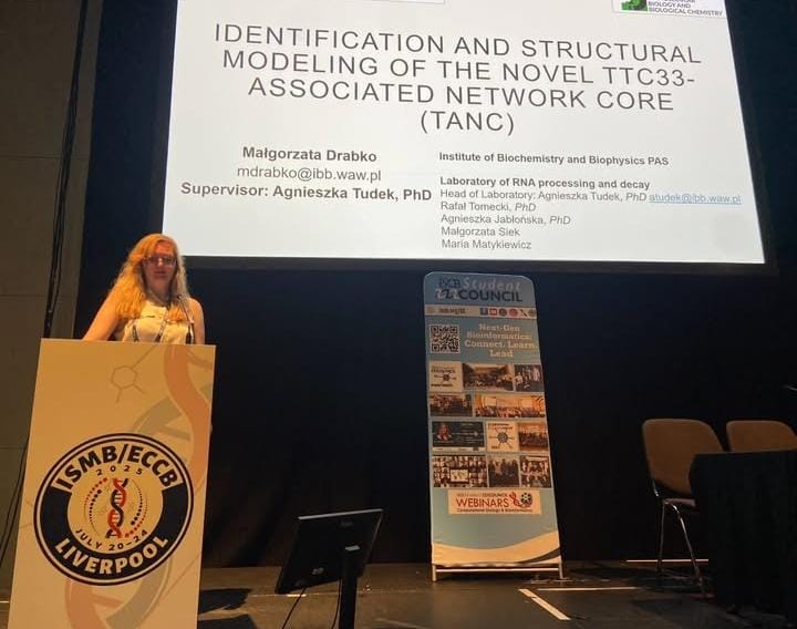 iscb_scs's tweet image. Digging deep into molecular machinery at #ScS2025!
♂️ Małgorzata Drabko presented her work on identifying and structurally modeling a novel "TTC33-associated network core (TANC)".
⭐ A fascinating glimpse into molecular interactions that shape cellular life.
#ISMB2025