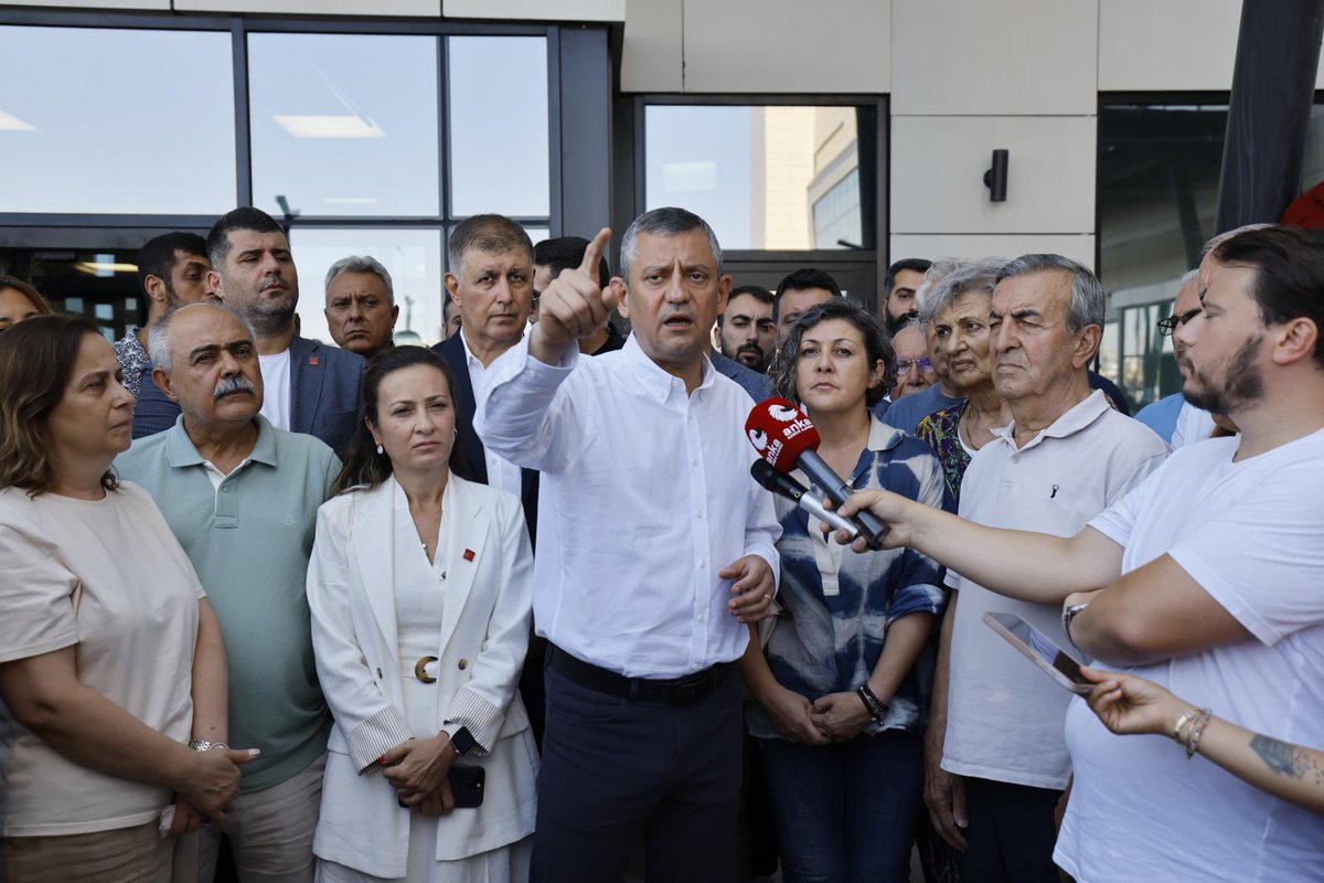 Bir anneye bu zulmü yaşatmayın! 

Genel Başkanımız Sayın Özgür Özel ile birlikte ne hukuka ne de vicdana sığmayacak uygulamalarla günlerdir adeta düşman hukukuna maruz bırakılan Beylikdüzü Belediye Başkanımız Mehmet Murat Çalık'ın ailesini ziyaret ettik. 

Bir kez de bu ziyaret