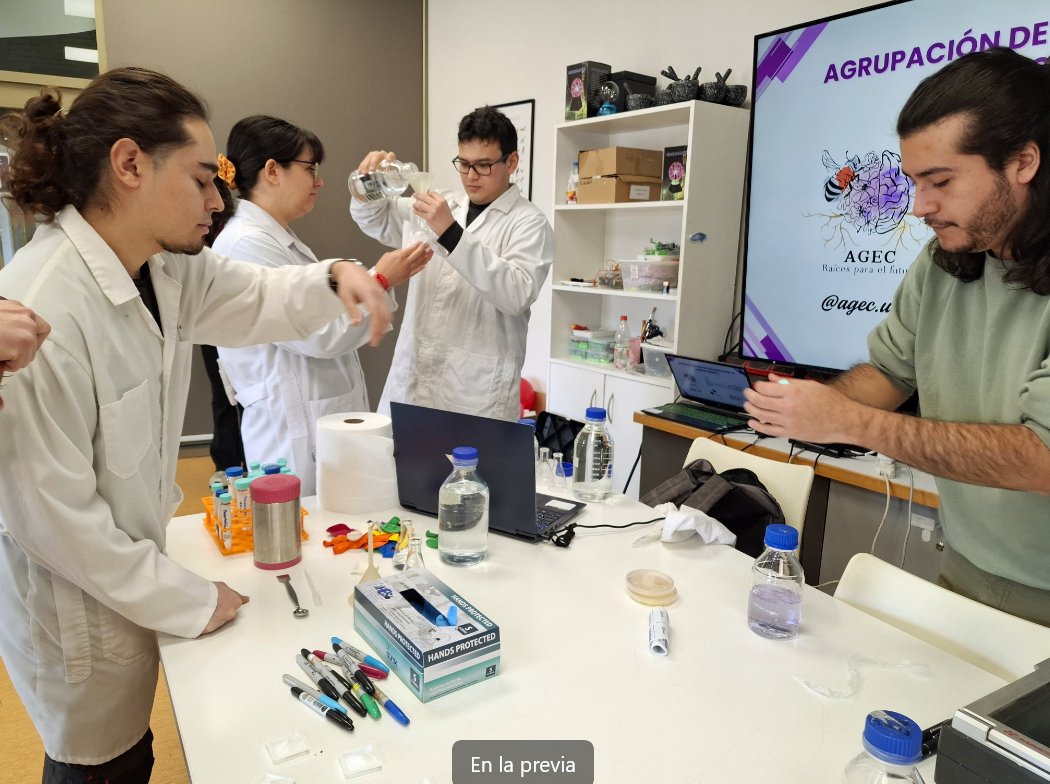 JorgeBabul's tweet image. Apropiación social del conocimiento. Investigadores en formación del @LabBqUchile de la @uchile alistando hoy una presentación, en el @MIM_museo, sobre la importancia de las enzimas; en desarrollo ahora. Asociación de estudiantes por la ciencia AGEC