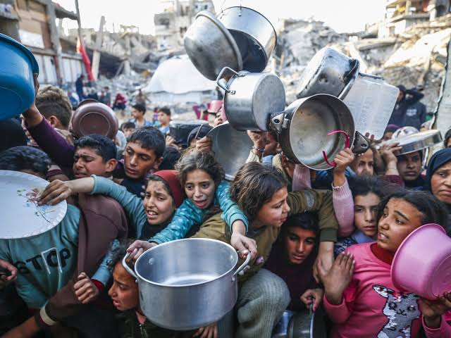 GlobalUpdates24's tweet image. BREAKING –
Israel says it "mistakenly" kiIIed more than 30 Palestinians who were waiting for food