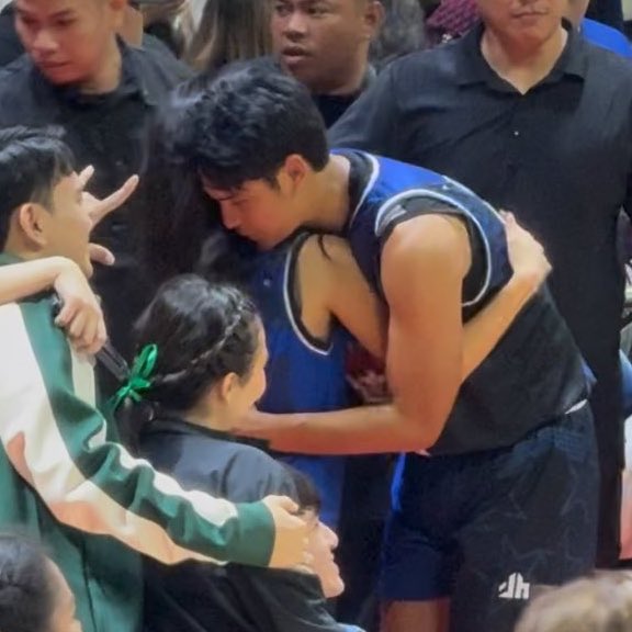 doughnbil's tweet photo. PANALONG PANALO DONNY 😭 THE ALCHEMY INDEED — THE HUG! ctto

DONNY TAKES OVER 

#CourtSideWithDonBelle 
#BELLEyondTheGame https://t.co/rXlZSbgukR