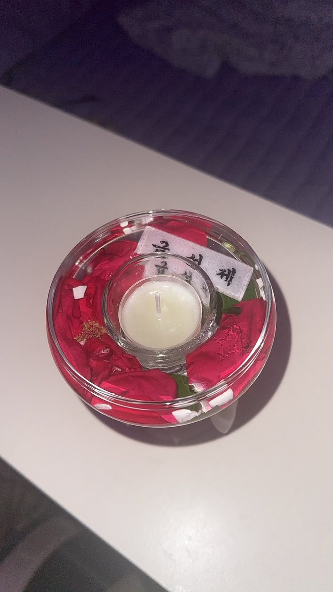 gold_jjun's tweet image. 만들기 좋아하는 사람이 주녕띠니한테 꽃 받으면 생기는 일