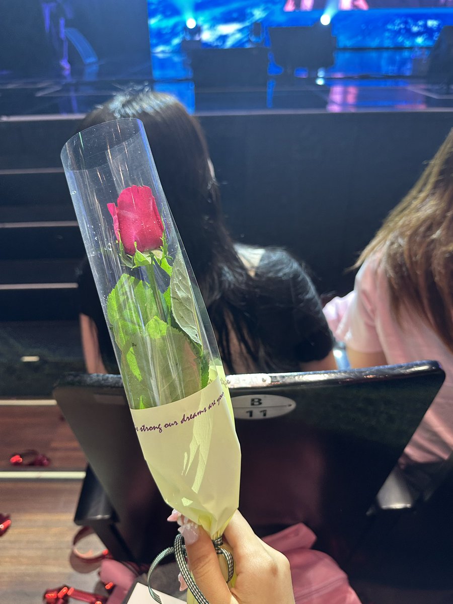 gold_jjun's tweet image. 만들기 좋아하는 사람이 주녕띠니한테 꽃 받으면 생기는 일