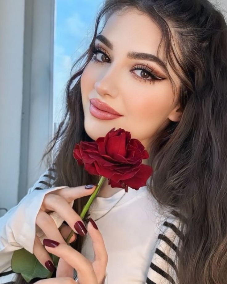 احتضن أولئك الذينَ يبحثونَ عنكَ حينَ تغيب،
وأشِر للباقينَ بالسّلامِ مِن بَعيد ، 
فسلامًا وحبًا للذين أمسكوا أيدينا قولًا وفعلًا،
الذين كانوا لنا ومِنّا 
وقاسمونا المشاعر قبل الكلمات.. 
#مساء_الخير_والسعاده
