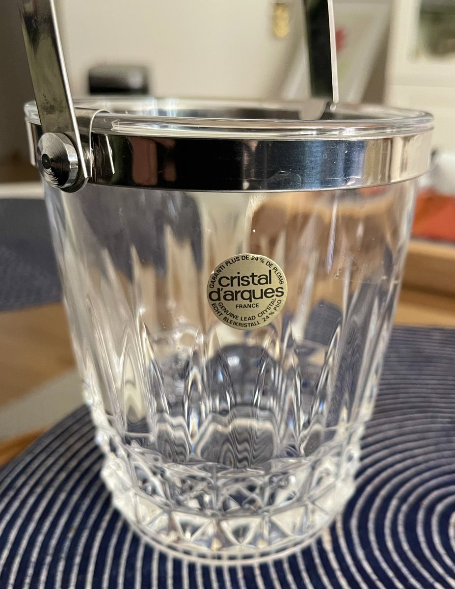 J’ai acheté ça dans un loppis hier pour 2$. Je ne m’y connais pas du tout en qualité de cristal, mais je me suis dit que ça ferait un beau plat de bonbons 😆
Quelqu’un s’y connaît ici? Et sait si le cristal d’arques est de bonne qualité?