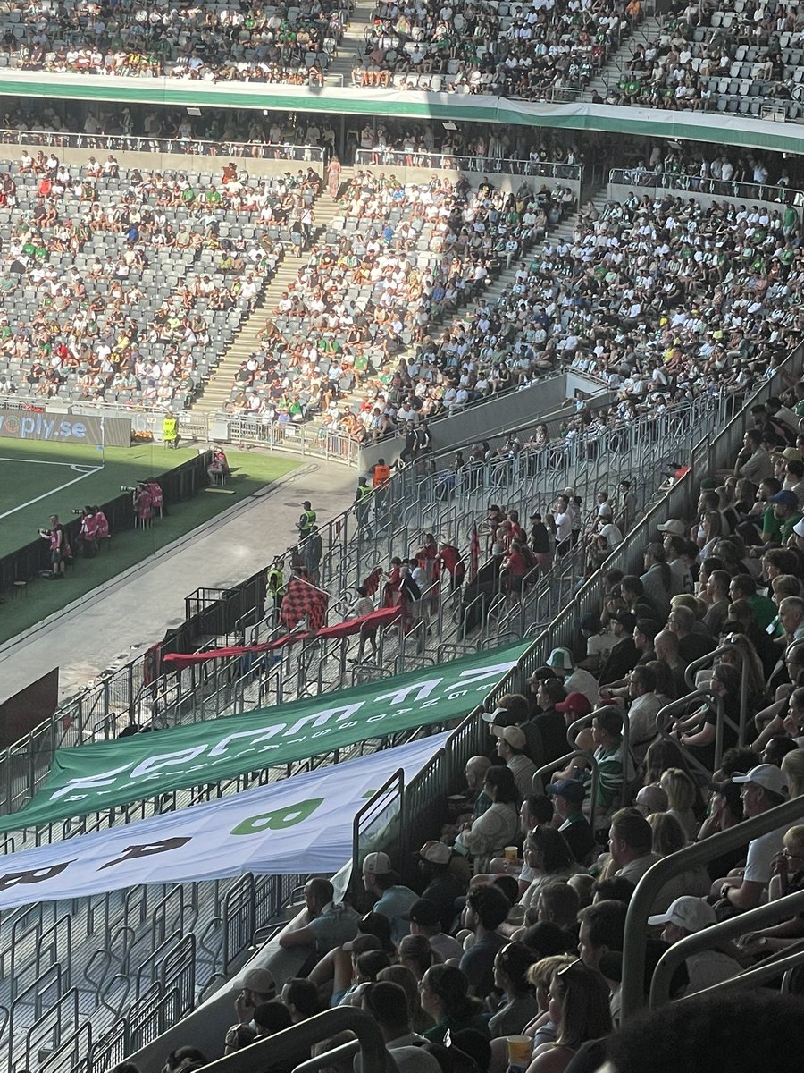 theadelites's tweet image. At the Hammarby game in Stockholm. A few other #LUFC fans here too. Absolutely outstanding facilities, amazing stadium, cushioned seats (!), and the Hammarby Ultras singing the whole time. Oh and the opposition are so tinpot there’s literally about 15 away fans.