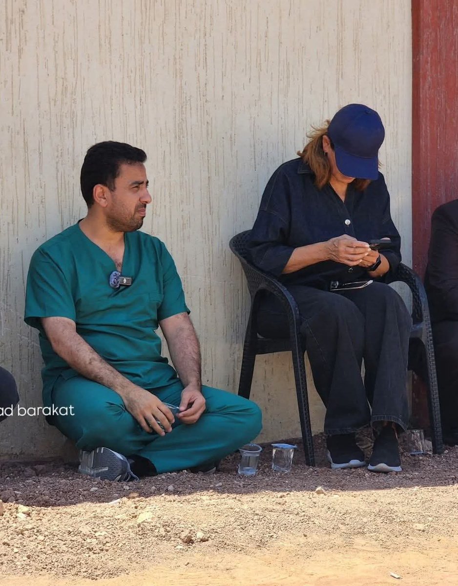 Cette image marquera, sans le savoir l'histoire syrienne pour ces mois écoulés. C'est en tout cas le cliché qui me marque le plus.

Elle est à la fois une photographie qui montre la modestie de certains ministres du gouvernement de Damas. On peut reconnaître Hind Kabawat à