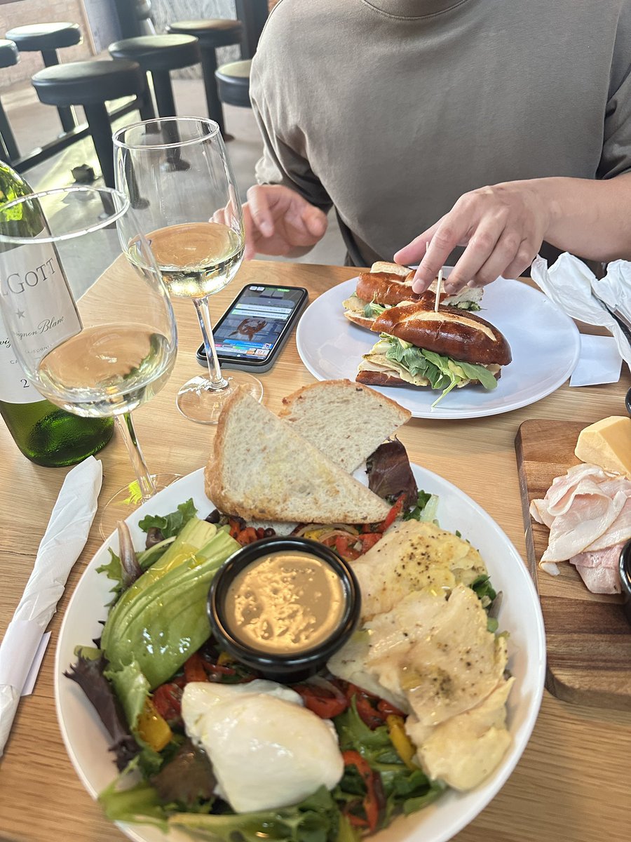 pikaaaliu's tweet image. First date - should I be concerned?