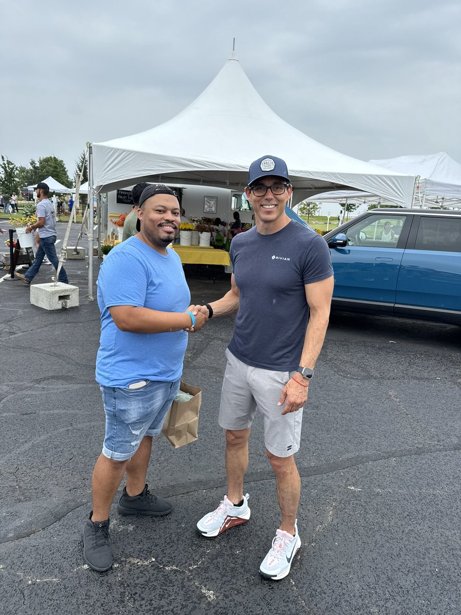 SP_LimitReviews's tweet image. One of the best thing about the @Rivian community is just how approachable and helpful the entire community is.
This lead to a lot of friendship and connection that have been amazing.
Meeting @RJScaringe in person was the cherry on top. He is just amazing guy. So easy to chat…