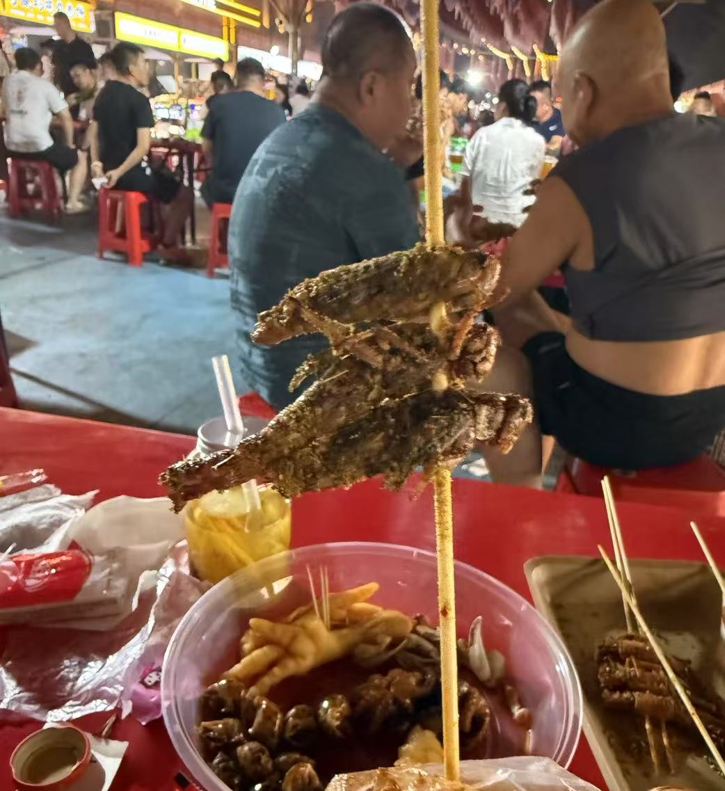 夜市上的烤蚂蚱 一口一个嘎嘣脆 
嘿嘿 高蛋白