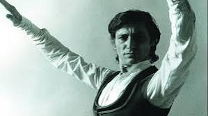 "Un día como hoy el mundo perdía al bailarín, actor y coreógrafo 🇪🇦 Antonio Gades, genio del flamenco. Comunista, internacionalista, amigo de 🇨🇺 de Fidel y Raúl. Su arte fue lucha, su baile, un grito por la justicia ¡Hasta siempre, maestro! #CubaEsCultura #CienfuegosXMásVictorias