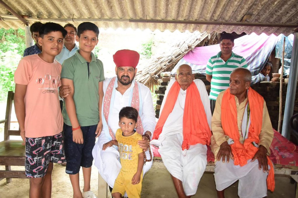आज जनपद गोंडा नवाबगंज ब्लॉक के ग्राम पंचायत जलालपुर अंतर्गत श्री जगत नारायण तिवारी जी से भेट कर उनका कुशल क्षेम प्राप्त किया !
इस अवसर पर गोंडा जिला पंचायत अध्यक्ष श्री घनश्याम मिश्रा जी,श्री पंकज सिंह ब्लॉक प्रमुख प्रतिनिधि वजीरगंज गोंडा ,लौवावीरपुर प्रधान श्री जितेंद तिवारी जी