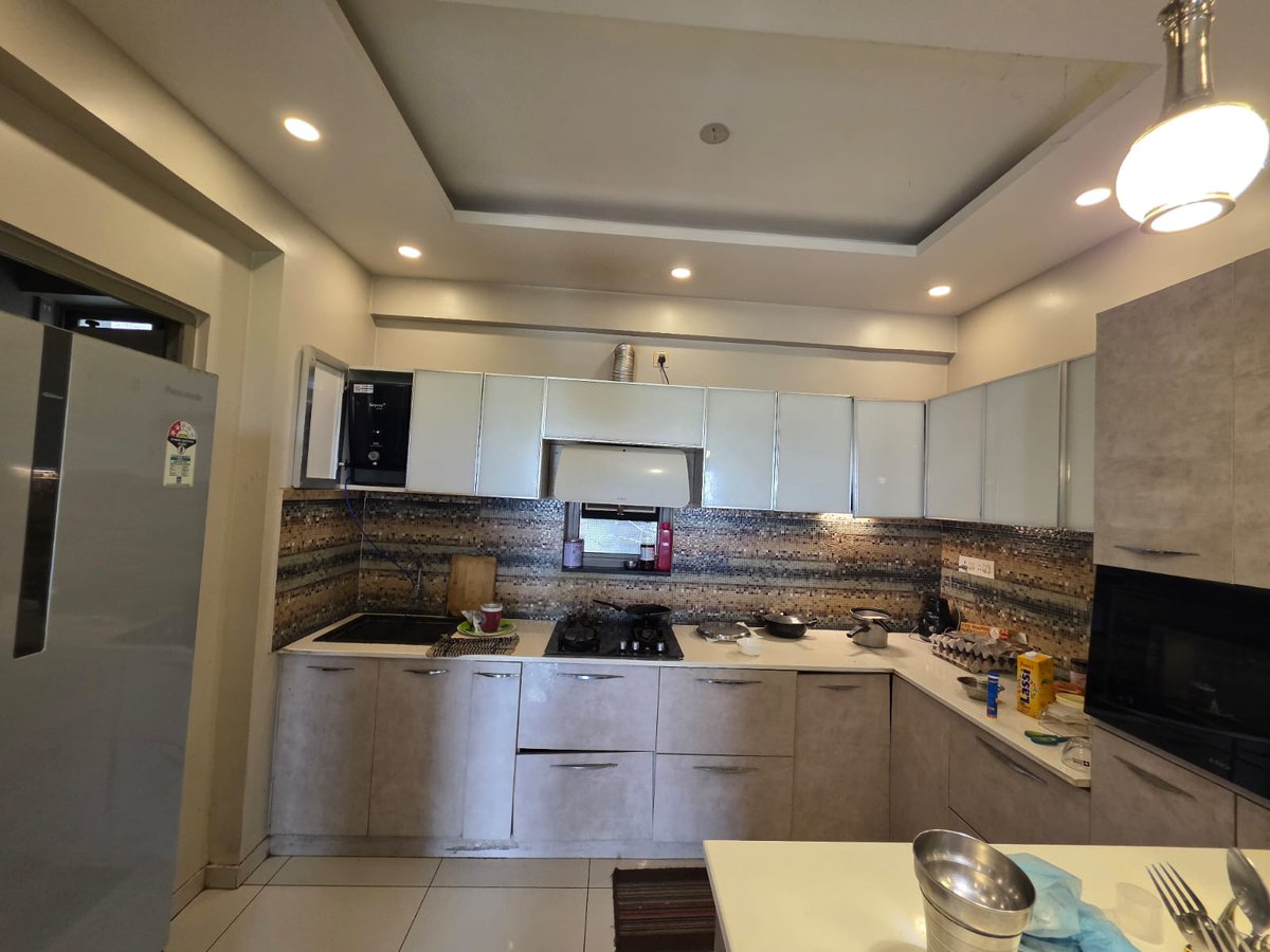 Looking for a flatmate in fully furnished 3 BHK  in a gated society in Bellandur.  Individual Balcony and washroom for your room.  
Accessible to Bellandur, Sarjapur and Indiranagar via lake road.  I am an investor in Venture capital and flatmate is an  Amazonian. 

DM to chat.