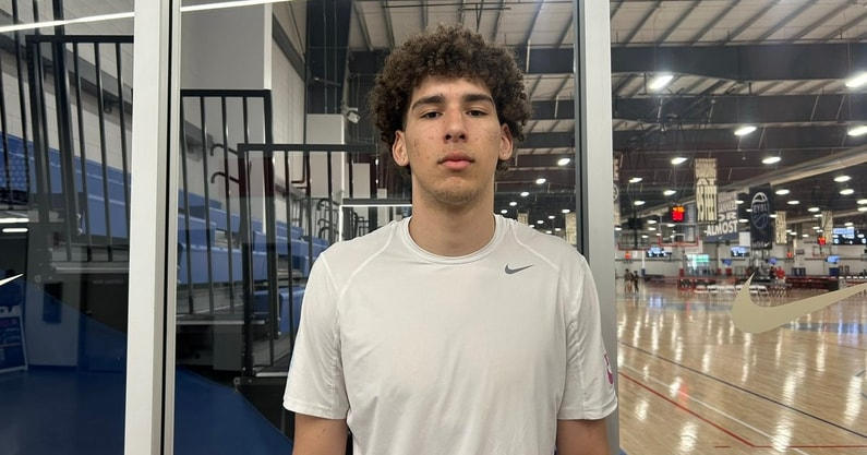 This weekend, Indiana basketball has extended scholarship offers to a pair of prospects in the class of 2027. #iubb

More on guard Jymin Veney: on3.com/teams/indiana-…

More on center Darius Wabbington: on3.com/teams/indiana-…