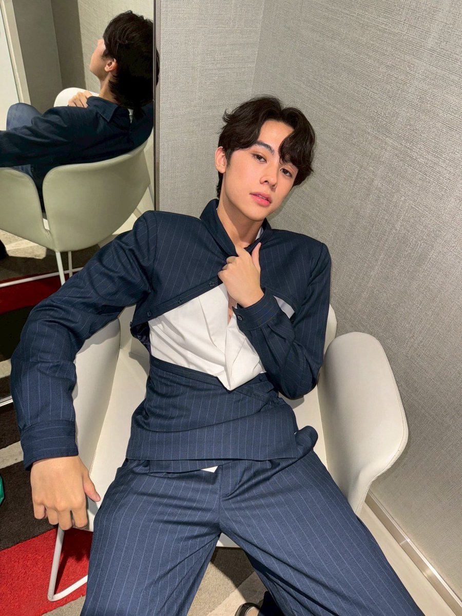 Followed the manual guide on “How to Train Your Actor to be An Idol (Impossible Edition)” by trying the most significant thing all idols have in common which is a perfect wink but I failed miserably. Further training for an improvement is very much needed.