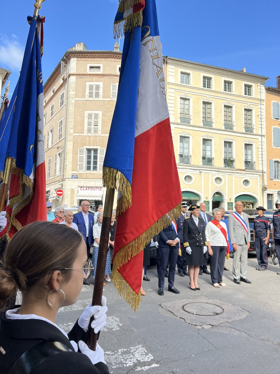 📅 À Cahors, hommage aux victimes des crimes racistes et antisémites de l’État français et aux justes de France 🇫🇷
🙏 Jacqueline Bernheim, 6 ans, déportée et assassinée à Auschwitz.
🙏 Jean-Jacques Chapou, résistant mort pour la France.
#DevoirDeMémoire  #Résistance #VelDHiv