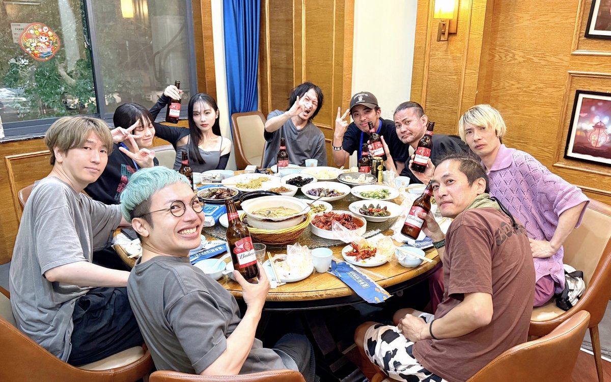 jsato_FLEET's tweet photo. 海寧LIVE BOOM!音楽フェスティバル
打ち上げにて。
DOESの皆さんと仲良くなりました🦞
#fhana #DOES #海寧 #LIVEBOOM https://t.co/RAckEHlY0A