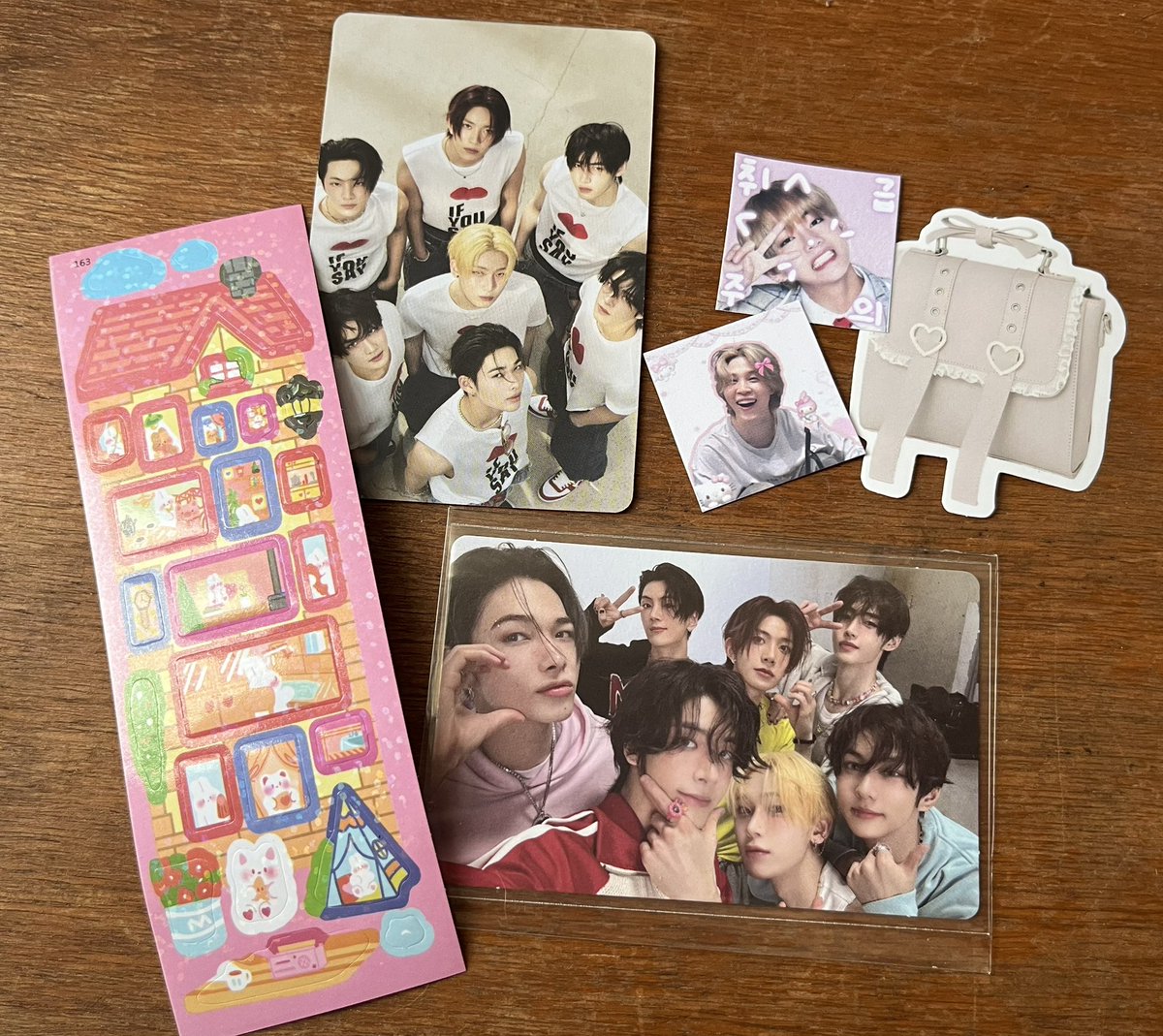 Feedback mega positivo pra <a href="/manudoseunghyun/">manu ;p</a>/<a href="/numaahyun/">numa ‧₊˚♪ 𝄞₊˚⊹</a> por me mandar meu ot7 do ru e ainda esses mimos FOFÍSSIMOS, berrei com vmin!! Tudo super bem embalado, obrigadaaaa 💖💖💖💖