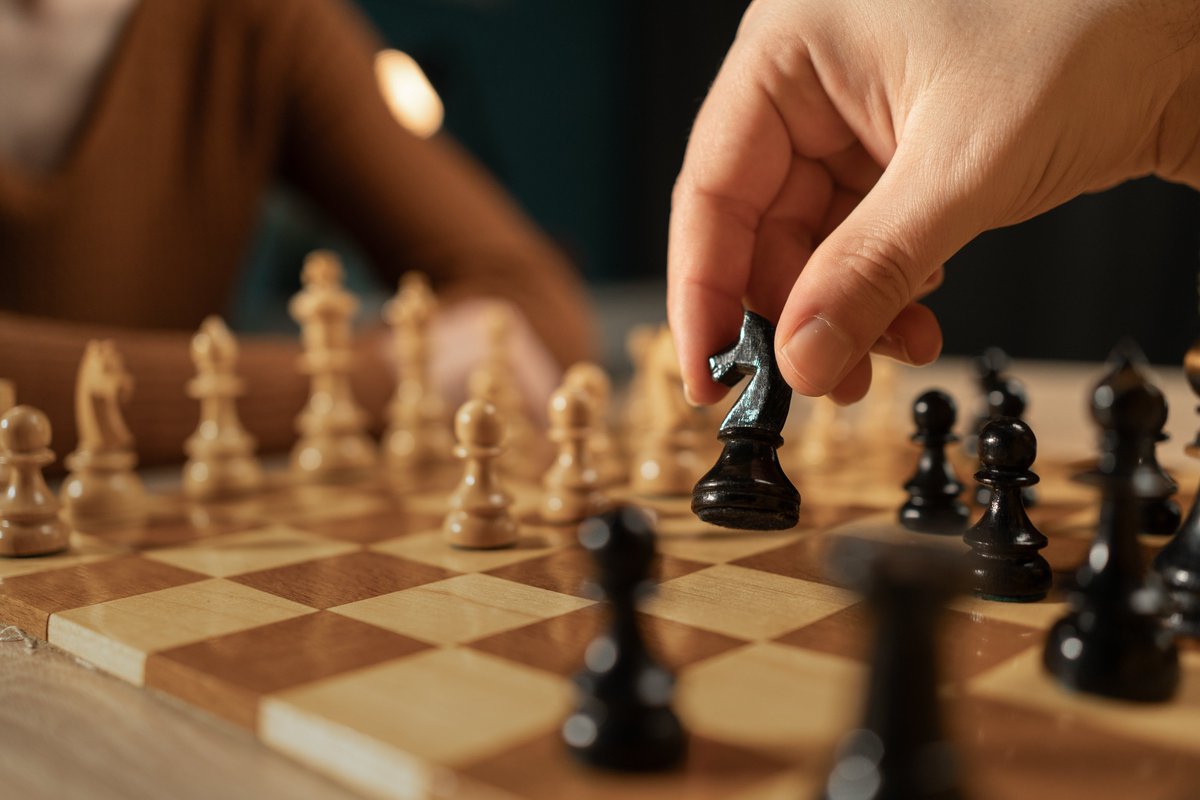 Canada's tweet image. It’s #WorldChessDay! Thousands of Canadians enjoy chess as a hobby, and over 10 Grandmasters call Canada home. Played in casual games, elite tournaments, and public parks, chess can be enjoyed by anyone—all you need is to find a board! ♟️🇨🇦