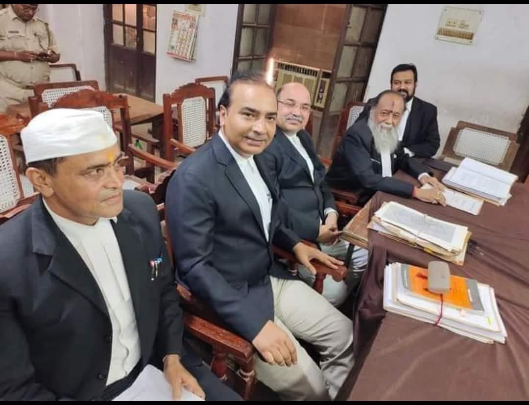 एक बहुत बड़ी खबर आप लोगों से छुट न जाए, इसलिए आप लोगों के सामने प्रस्तुत कर रहा हूं...!!  ज्ञानवापी मामले में शुक्रवार को वादी संख्या 2 और 5 तक की दलीलें कल पूरी हो गयीं हैं.... 

कल हरिशंकर जैन के साथ कोर्ट पहुंचे, सुप्रीम कोर्ट के अधिवक्ता अश्वनी उपाध्याय ने बताया कि... मुस्लिम