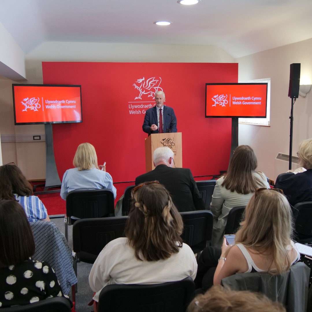 LlCCefnGwlad's tweet image. 🎥Roedd y Dirprwy Brif Weinidog, @Huw4Ogmore yn falch o annerch y cyfryngau yn ystod y gynhadledd i'r wasg arferol cyn y Sioe Frenhinol y prynhawn yma.