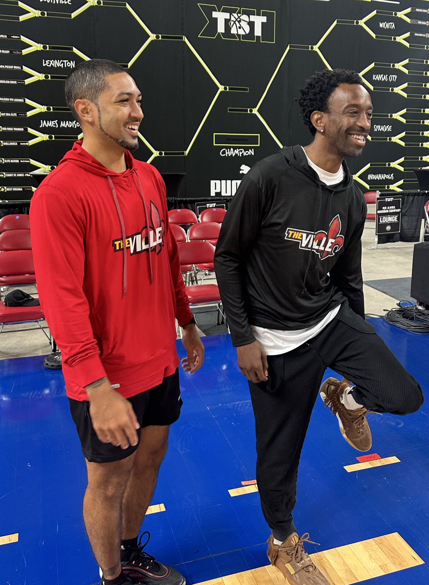TBT_Louisville's tweet image. Anyone know these two?
😀All smiles from @PeypeySiva3 and @TheRussdiculous ahead of tonight’s TBT Round of 32 Game!
Tickets: tbthoops.com/louisville