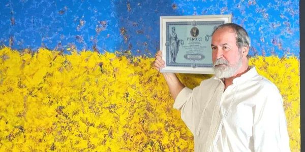 NewVoiceUkraine's tweet image. Ukrainian artist Valerii Sosna has set a national record for creating the largest depiction of Ukraine’s national flag painted on canvas, the ArtCraftOil gallery in Dnipro announced on July 18.
english.nv.ua/life/ukrainian…