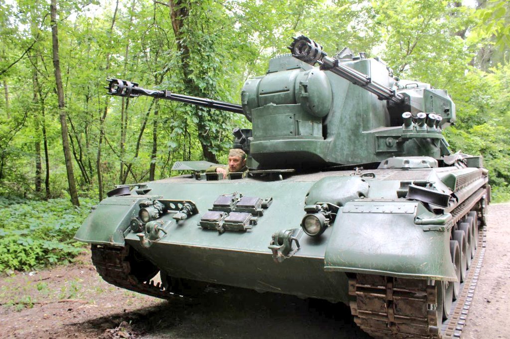 gepardtatze's tweet image. 🇺🇦 Flakpanzer Gepard 1A2 des 1027 Flugabwehrregiment in der Gegend um Kiev, Oblast.