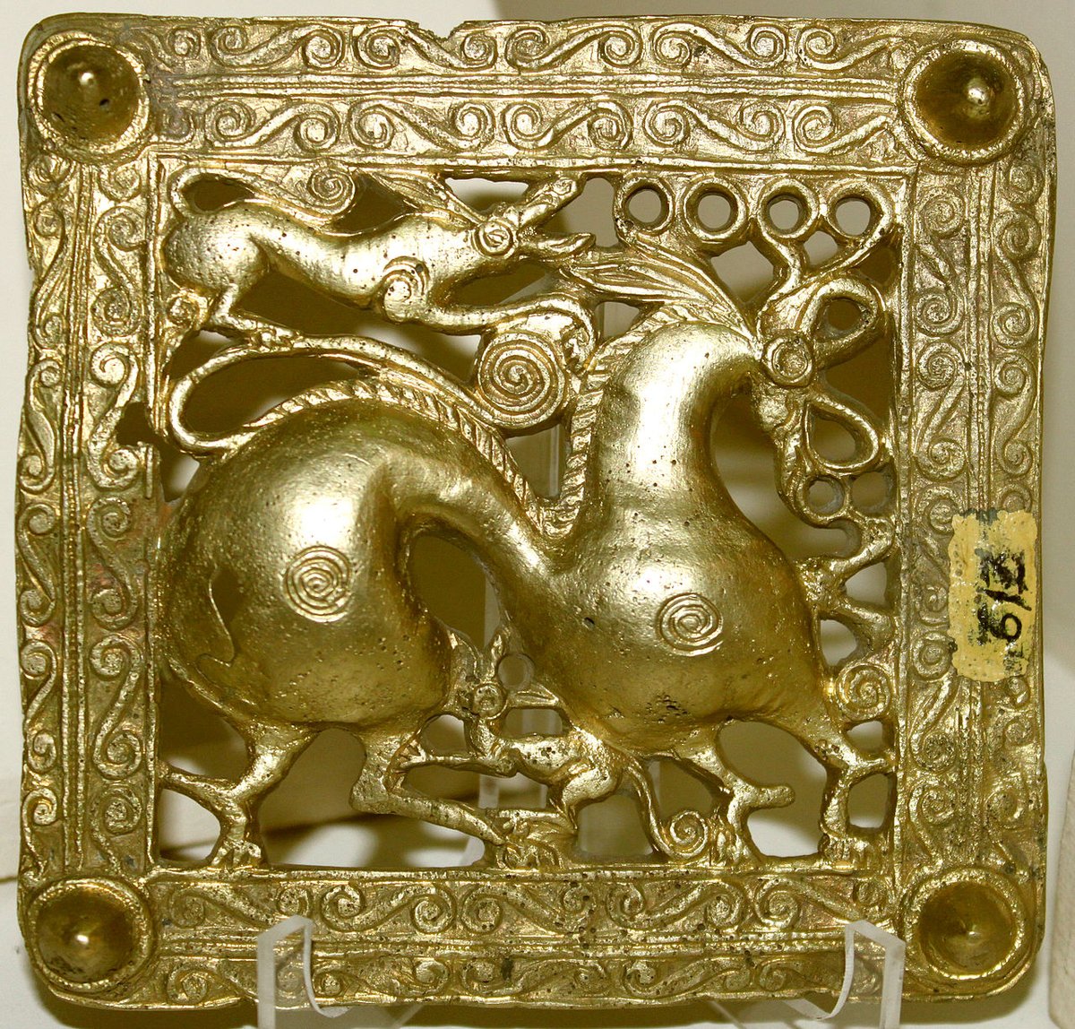 FortressLugh's tweet image. Left: Gaulish coin from the Carnutes, 2nd c. BC.
Right: Scythian belt decoration from Azerbaijan, 7-4th c. BC.