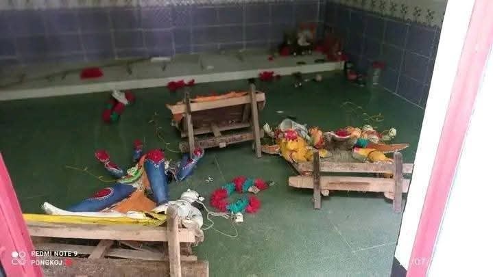 #Bangladesh

Today, BNP-backed Islamists attacked a Hindu temple in #Dimla Upazila of Nilphamari district of #Bangladesh. 

All the Murtis are broken and thrown away. 

The condition of the Hindu minorities in #Bangladesh.