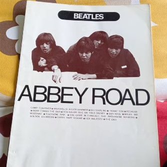 RecordsBdg's tweet image. THE DECEMBER'S/プレハブ小屋のスナフキン⛺️
本室蘭中同級生バンド~37年ぶり再結成
現在、レコーディング進行中
室蘭の民話や神話がテーマです
BEATLESのアビーロードみたいな組曲も
中学時に買った楽譜本(S58年)
まさか使うとは思ってなかったわ🤭
現在の最新MVです↓
🎵youtube.com/watch?v=AOqWl8…